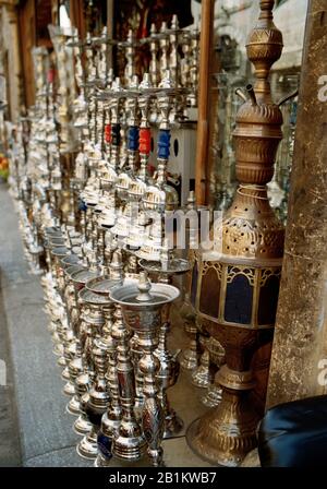 Shisha hookah pipe nel mercato del bazar turistico a Khan al Khalili in Cairo in Egitto in Nord Africa. Khalil Foto Stock