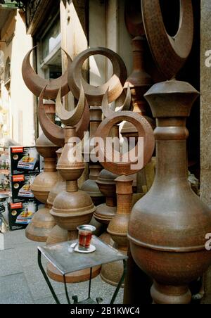 Moschea minareto crescent e luna per la vendita in Islamico Fatimid Cairo in Egitto in Nord Africa Foto Stock