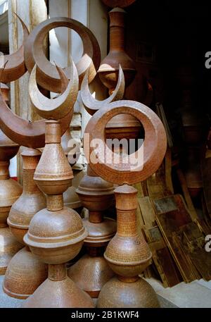 Moschea minareto crescent e luna per la vendita in Islamico Fatimid Cairo in Egitto in Nord Africa Foto Stock