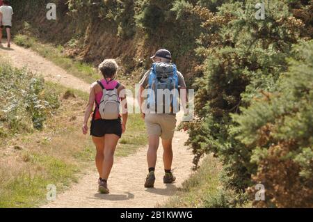 Binic  FRANCE, 05 LUGLIO 2015: Escursionisti sulla GR34 a Binic in Bretagna Foto Stock