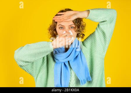 Donna con influenza fredda. Concetto di infezione da malattia. Malattia respiratoria contagiosa. Coronavirus, nuovo virus cinese. Epidemia pandemica. Ceppo nCoV. Concetto di salute femminile. Foto Stock