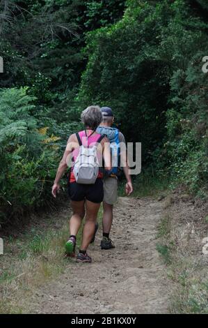 Binic  FRANCE, 05 LUGLIO 2015: Escursionisti sulla GR34 a Binic in Bretagna Foto Stock