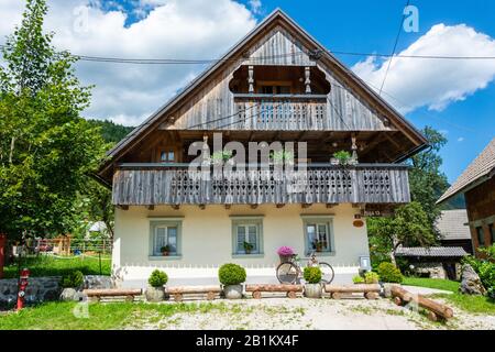 Studor V Bohinju, Slovenia – 7 Luglio 2016. Cottage edificio nel villaggio di Studor in Slovenia. Foto Stock