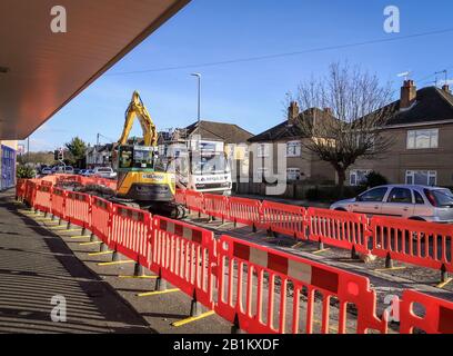 Bournemouth, Regno Unito. 26th Feb, 2020. Sono in corso lavori in corso a Wallisdown a Bournemouth. Il pavimento è scavato fino a creare una più ampia fermata dell'autobus. Credito: Thomas Faull/Alamy Live News Foto Stock