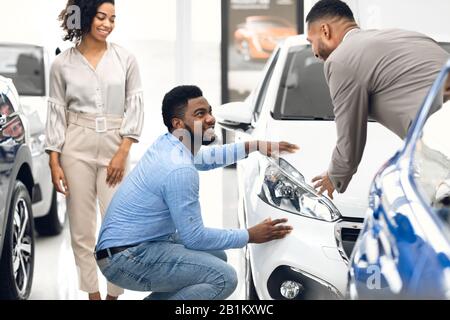 Abbinare La Scelta E Il Controllo Dell'Auto Con Il Responsabile Del Servizio Di Noleggio Foto Stock