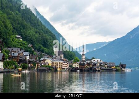 Hallstatt, Austria – 9 Luglio 2016. Vista della città di Hallstatt sulla riva del lago Hallstatter See in Austria, con edifici residenziali e commerciali Foto Stock