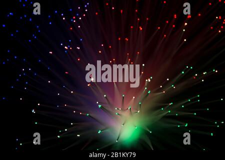 Il collegamento dei cavi ottici a fibra ottica a punti fornisce una trasmissione dati rapida ed efficace sulle reti per il telecom computing con luce laser Foto Stock