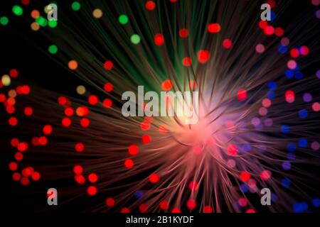 Il collegamento dei cavi ottici a fibra ottica a punti fornisce una trasmissione dati rapida ed efficace sulle reti per il telecom computing con luce laser Foto Stock