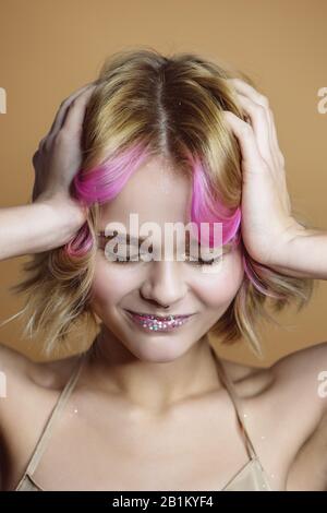 filo di capelli biondi ricci donna isolato e piastra per capelli, ferro  arricciante, asciugacapelli spazzola rotante Foto stock - Alamy