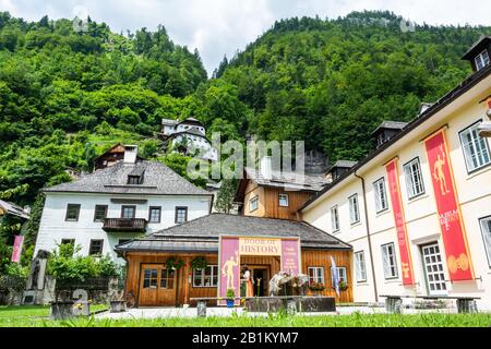 Hallstatt, Austria – 9 Luglio 2016. Vista esterna del museo cittadino di Hallstatt a Hallstatt, con montagne sullo sfondo. Foto Stock