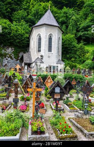 Hallstatt, Austria – 9 Luglio 2016. Vista esterna della casa di charnel Beinhaus nella cappella di San Michele di Hallstatt, di fronte a un cimitero. Foto Stock