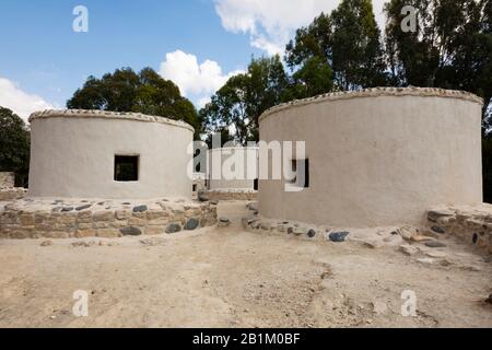 Case di fiducia presso il sito archeologico neolitico patrimonio dell'umanità dell'UNESCO a Choirokoitia, Cipro 2018. Foto Stock