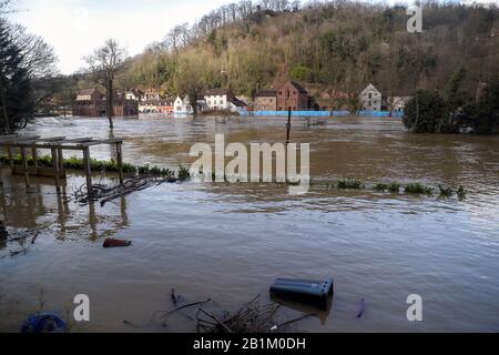 Dopo l'inondazione, il fiume Severn rimane ad alti livelli in Ironbridge, Shropshire, con alcuni giardini ancora sott'acqua. Foto Stock