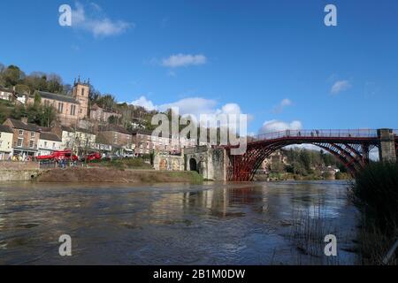 Dopo le inondazioni, il fiume Severn rimane ad alti livelli in Ironbridge, Shropshire Foto Stock