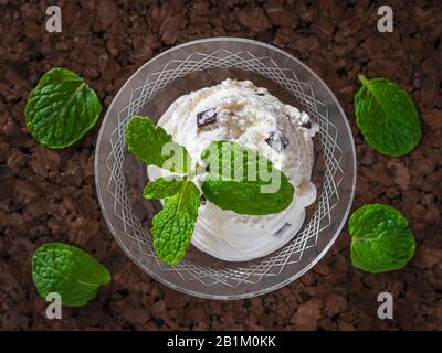Vista dall'alto del gelato alla menta con scaglie di cioccolato Foto Stock