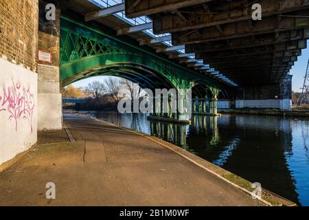 Il XIX secolo in ghisa ponte ferroviario sul fiume Nene nel centro di Peterborough che è ancora in uso sulla costa est Mainline Foto Stock