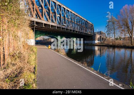 Il XIX secolo in ghisa ponte ferroviario sul fiume Nene nel centro di Peterborough che è ancora in uso sulla costa est Mainline Foto Stock