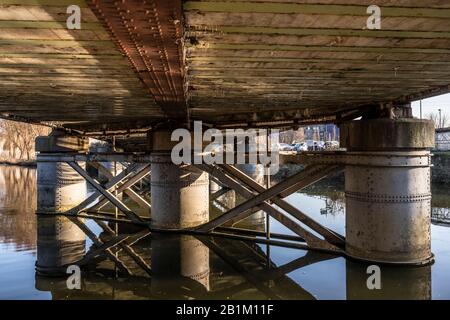 Il XIX secolo in ghisa ponte ferroviario sul fiume Nene nel centro di Peterborough che è ancora in uso sulla costa est Mainline Foto Stock