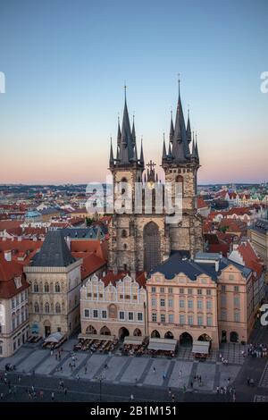 Vedi Tempio Di Tinsko E Galleria Centrale, Praga, Repubblica Ceca. Foto Stock