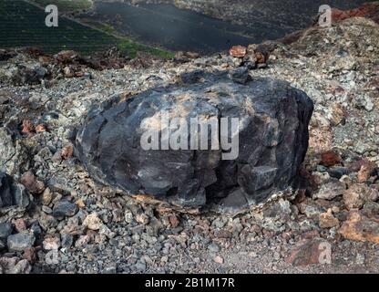 Grande bomba lavica basaltica vulcanica dall'eruzione esplosiva del vulcano Teneguia del 1971, la Palma, Isole Canarie, con numerose vescicole Foto Stock