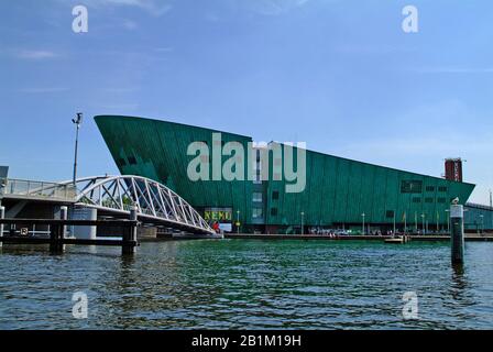 Amsterdam, Paesi Bassi - 13 giugno 2006: Persone non identificate, Van der Velde bridge e Nemo Museum nel porto di Oosterdok, un museo per la scienza e la tecnica Foto Stock