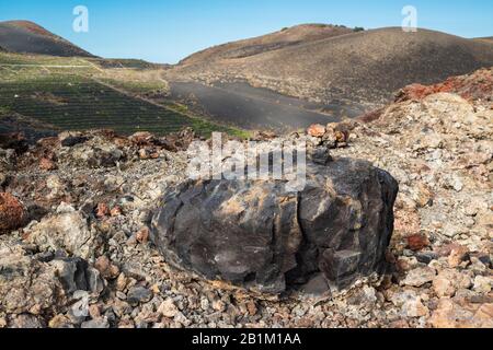 Grande bomba lavica basaltica vulcanica dall'eruzione esplosiva del vulcano Teneguia del 1971, la Palma, Isole Canarie, con numerose vescicole Foto Stock