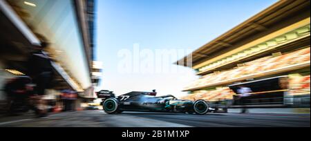 Barcellona, Spagna. 26th Feb, 2020. Valtteri BOTTAS (fin) del team Mercedes lascia il garage del team al quarto giorno del test invernale di Formula Uno al Circuit de Catalunya Credit: Matthias Oesterle/Alamy Live News Foto Stock