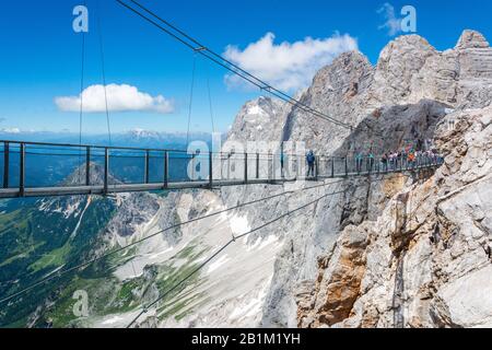 Ramsau Am Dachstein, Austria – 10 Luglio 2016. Sospensione Ponte di Dachstein Skywalk punto di vista in Austria, con persone, in estate. Foto Stock