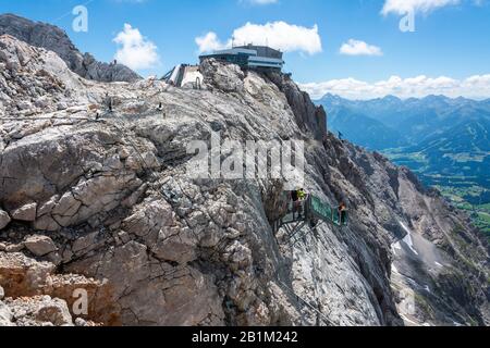 Ramsau Am Dachstein, Austria – 10 Luglio 2016. Paesaggio montagnoso Con Scala al sito del nulla di Dachstein Skywalk in Austria. Foto Stock