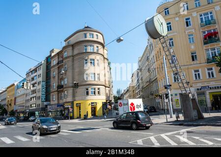 Vienna, Austria – 11 Luglio 2016. Vista sulla strada all'incrocio tra Landstrasse e Emmerich-Teuber-Platz a Vienna, con edifici e negozi Foto Stock