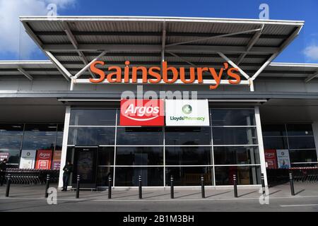 Supermercato Sainsbury's davanti all'ingresso. Lancaster Rd Christie Park, Morecambe LA4 5TJ Foto Stock