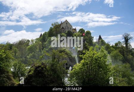 Das Schloss liegt am linken Ufer des Rheins auf einem steilen Felsen über dem Rheinfall und bietet einen Ausblick über den Rhein und den Wasserfall. Foto Stock