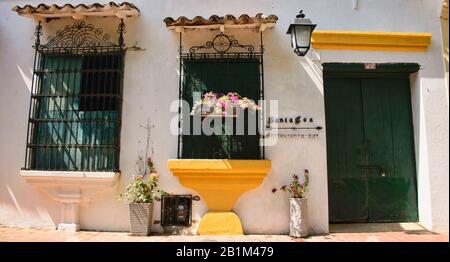 Colorata architettura coloniale in sleepy Santa Cruz de Mompox, Bolivar, Colombia Foto Stock