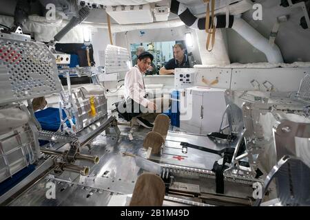 I giornalisti esplorano un mock-up della capsula spaziale Orion alla NASA di Houston che porterà quattro astronauti in future missioni spaziali profonde sulla luna, un asteroide o Marte. Foto Stock