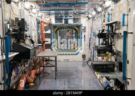 Interno di un mock-up di dimensioni complete della Stazione spaziale Internazionale (ISS) al Johnson Space Center. La struttura è utilizzata per la formazione degli astronauti per familiarizzare con la ISS prima delle missioni. Foto Stock