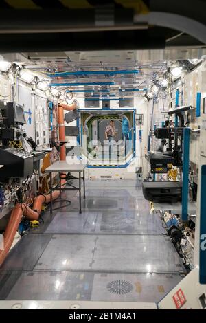 Interno di un mock-up di dimensioni complete della Stazione spaziale Internazionale (ISS) al Johnson Space Center. La struttura è utilizzata per la formazione degli astronauti per familiarizzare con la ISS prima delle missioni. Foto Stock