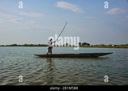 Pescatore sul Rio Magdalena, Santa Cruz de Mompox, Bolivar, Colombia Foto Stock