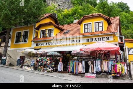 Karlstejn, Repubblica Ceca – 12 Luglio 2016. Vista sulla strada nella città di Karlstejn, nella Repubblica Ceca, con ristorante e negozio di souvenir. Foto Stock