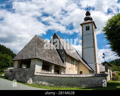 Ribcev Laz, Slovenia – 7 Luglio 2016. Vista esterna della Chiesa di San Giovanni Battista a Ribcev Laz. Le sue origini sono romaniche, ma è stato ricostruito io Foto Stock