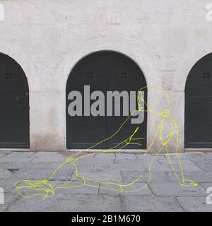 Corpo femminile drawned con linee colorate tecnica di design viaggiare in tutto il mondo. Design moderno. Opere d'arte contemporanea, collage. Concetto di viaggio, vacanza, viaggio, ispirazione, immaginazione. Foto Stock