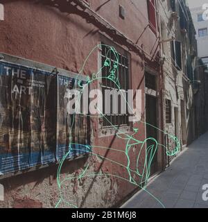 Corpo femminile drawned con linee colorate tecnica di design viaggiare in tutto il mondo. Design moderno. Opere d'arte contemporanea, collage. Concetto di viaggio, vacanza, viaggio, ispirazione, immaginazione. Foto Stock