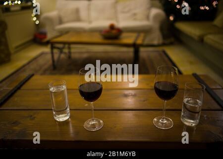 Due bicchieri di vino e acqua Foto Stock