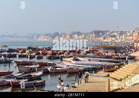 Barche al fiume Ganga vicino Dashashwamedh Ghat a Varanasi. India Foto Stock