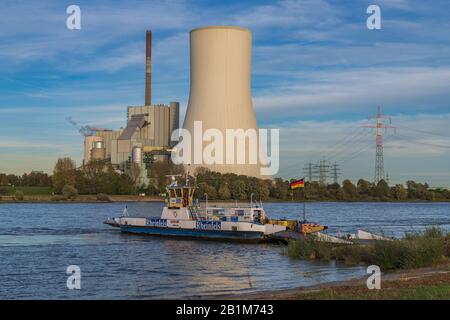 Duisburg, North Rhine-Westfalia, Germania - 26 ottobre 2019: Vista da Orsoy sul fiume Reno e la centrale elettrica Walsum con il traghetto per auto cros Foto Stock