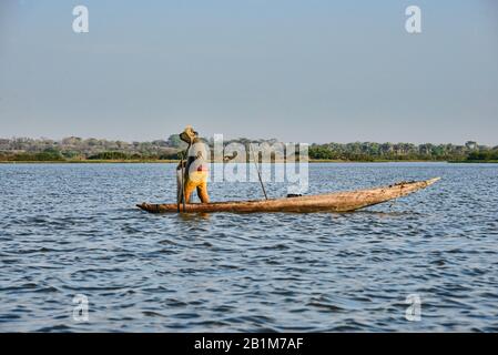 Pescatore sul Rio Magdalena, Santa Cruz de Mompox, Bolivar, Colombia Foto Stock