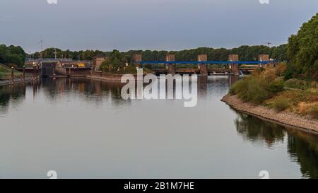 Duisburg, North Rhine-Westfalia, Germania - 07 agosto 2018: Vista alla Ruhrwehr und Ruhrschleuse (ponte sulla Ruhr e sulla chiusa) Foto Stock