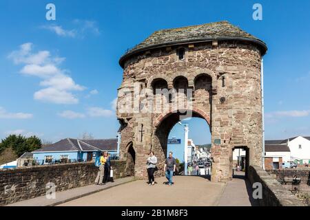 Porta fortificata sul ponte sul fiume Monnow, Monmouth, Galles, Regno Unito Foto Stock