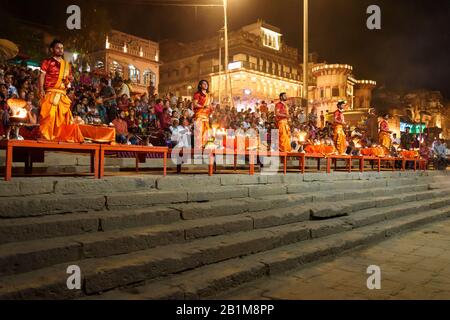 Riti della cerimonia Ganga aarti ad assi Ghat a Varanasi. India Foto Stock