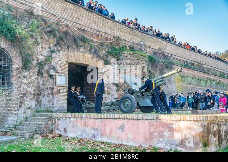 Soldati che preparano il cannone per sparare a Gianicolo, Roma, Lazio, Italia Foto Stock