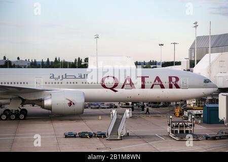 Londra, Regno Unito. 27th agosto 2017. Una Qatar Airways all'aeroporto Heathrow di Londra. Credit: Dinendra Haria/Sopa Images/Zuma Wire/Alamy Live News Foto Stock